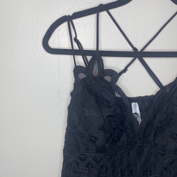 Tops - 🦋NWOT Black lace top with built in padding!